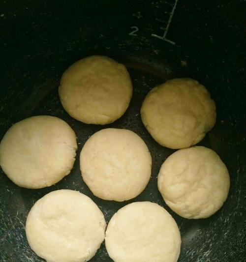 手抓饼的制作方法与技巧（学习如何制作美味可口的馅儿饼）