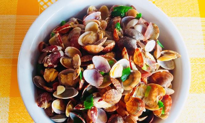 清炒蚬子，美味可口的海鲜佳肴（一份来自海洋的清香美味）