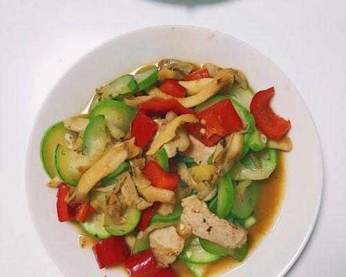 家常美食，青红椒西葫芦炒肉片（色香味俱佳）