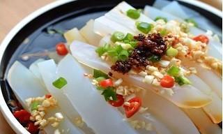 酸辣凉粉的制作方法（如何用简单的材料做出美味的酸辣凉粉）