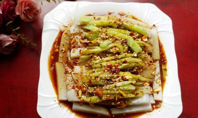 酸辣凉粉的制作方法（如何用简单的材料做出美味的酸辣凉粉）