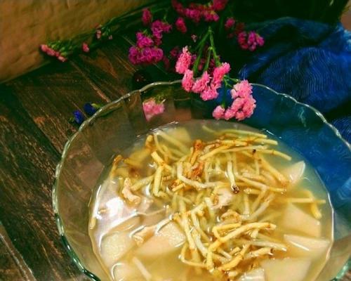 以鱼腥草水鸭汤为主题的健康食谱（舒缓肠胃）