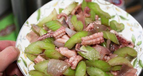 美味健康的鱿鱼炒芹菜（一道快手菜让你享受美食与健康）