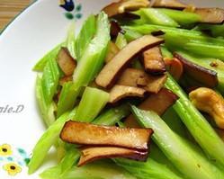 简单易学的香干炒小西芹做法（让你变身美食大师）