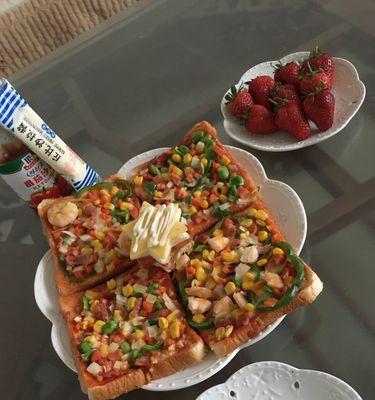 快手美食，微波炉版吐司披萨（15分钟做出口感鲜美的微波炉吐司披萨）