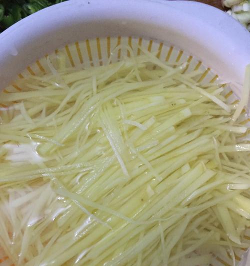 如何做出美味的土豆丝辣椒丝拌面（家常美食配菜秘籍）