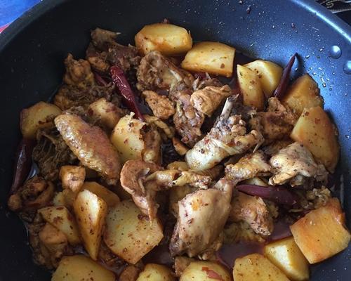 土豆烧鸡，美味又营养（用家常的土豆和鸡肉烧出一道健康美食）