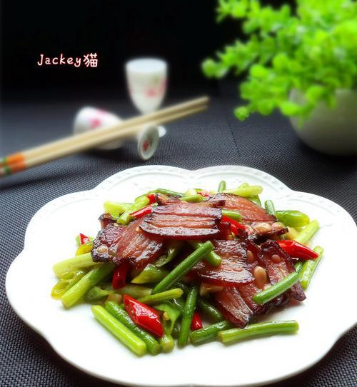 香辣炒腊肉的美味做法（以蒜薹为主角的热辣佳肴）
