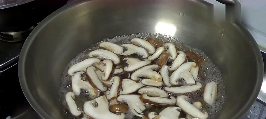 蒜蓉香菇鲜笋的美食做法（简单易学的家常佳肴）
