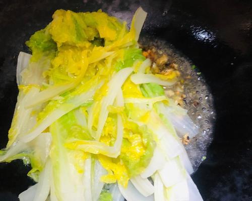 手撕娃娃菜，蒜香四溢的佳肴（娃娃菜的营养价值与烹饪方法）
