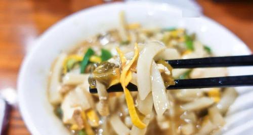嵊州炒年糕，传统美食的珍品（品味嵊州美食）