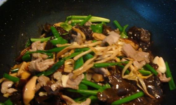 胜瓜木耳炒肉丝（营养丰富）