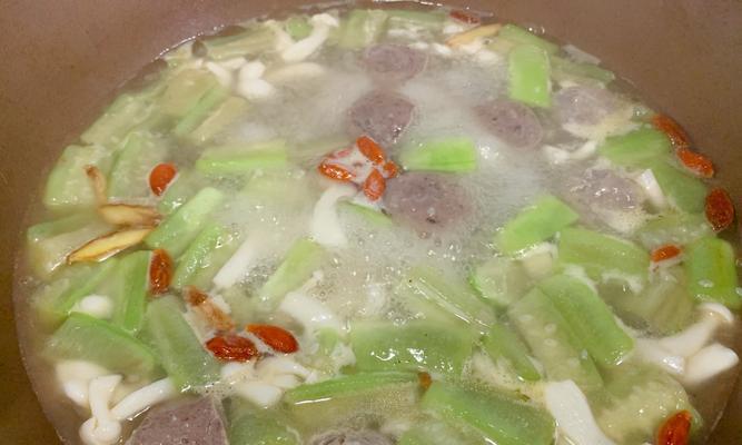 美味圣女果肉丸汤（家常美食/营养丰富/汤鲜味美）
