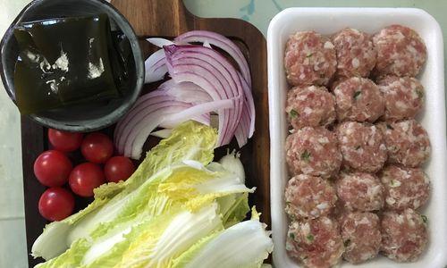 美味圣女果肉丸汤（家常美食/营养丰富/汤鲜味美）