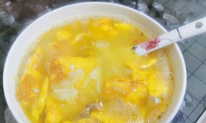 圣女果金针菇鸡蛋汤的做法（家常美食）