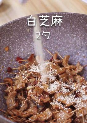 用小巧可爱的圣女果搭配香烤牙签肉，不失美味与营养（用小巧可爱的圣女果搭配香烤牙签肉）
