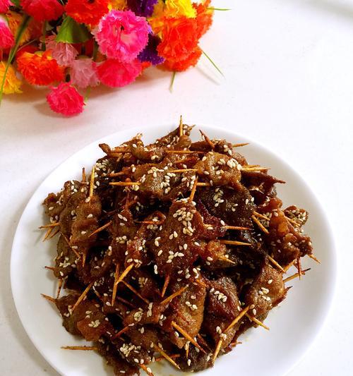 用小巧可爱的圣女果搭配香烤牙签肉，不失美味与营养（用小巧可爱的圣女果搭配香烤牙签肉）