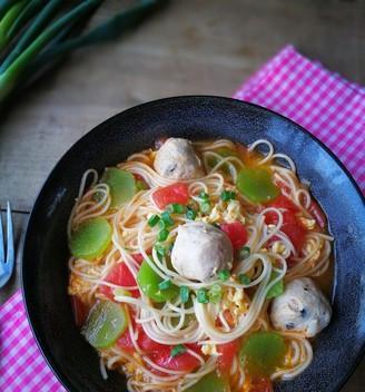 美味可口的肉丸子面条（教你制作口感嫩滑的肉丸子）