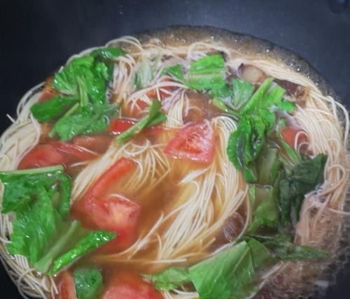 美味肉丸子鸡蛋热汤面的制作方法（用少量原材料）