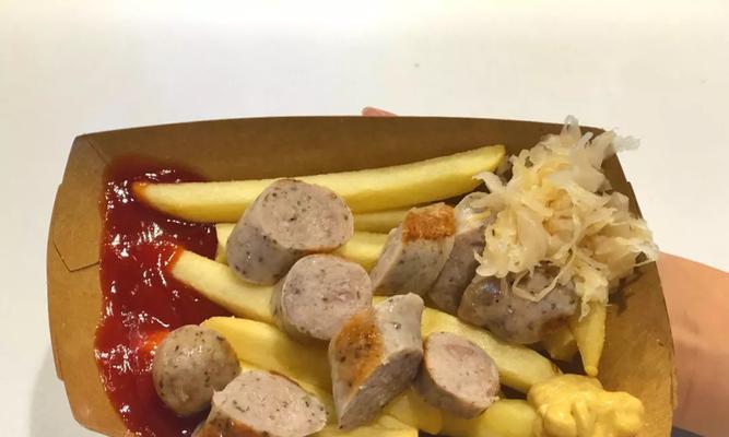 以肉丸香肠炒泡面，香味扑鼻（简单易学的美食制作）