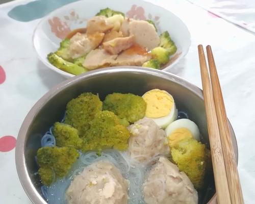 鲜美肉丸汤米粉的制作（家常美食）