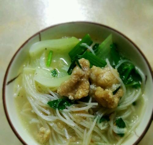 鲜美肉丸汤米粉的制作（家常美食）