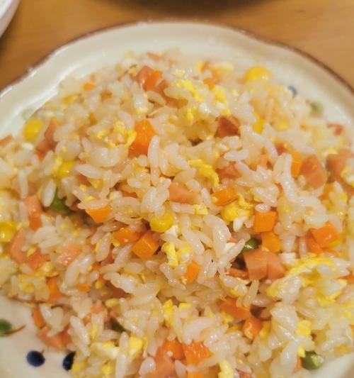 美味易做的肉丸火腿炒饭（家庭厨房的美食享受）