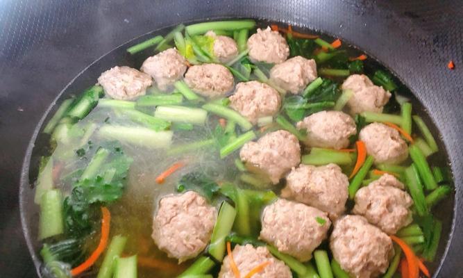 如何制作美味的肉丸蝴蝶面汤（掌握肉丸和面条的制作技巧）