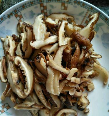 肉丝油焖香菇，做法大揭秘（健康美味两不误）