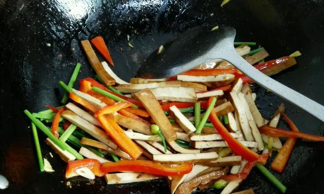 美味肉丝香干的做法（一道简单又美味的家常菜）