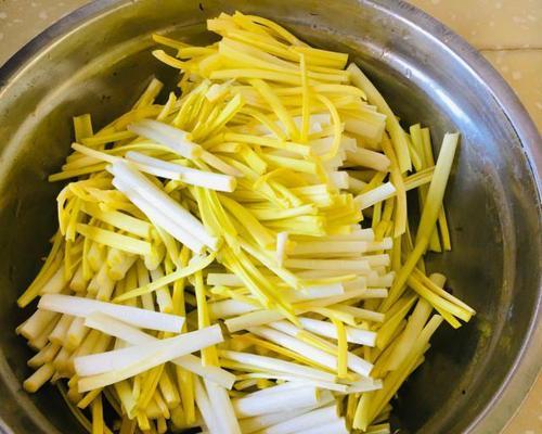 家常美食——肉丝蒜黄（口感香脆）