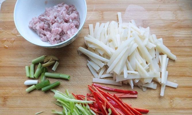 美食天堂——肉丝蔬菜炒粿条（健康美味的家常菜）
