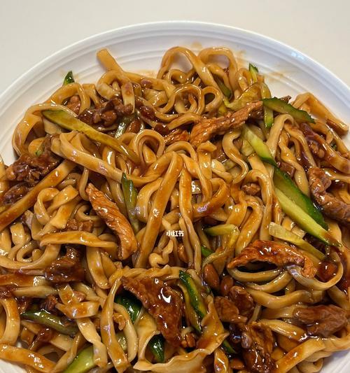 以肉丝手擀面为主的家常美食制作技巧（手工擀面肉丝的制作方法）