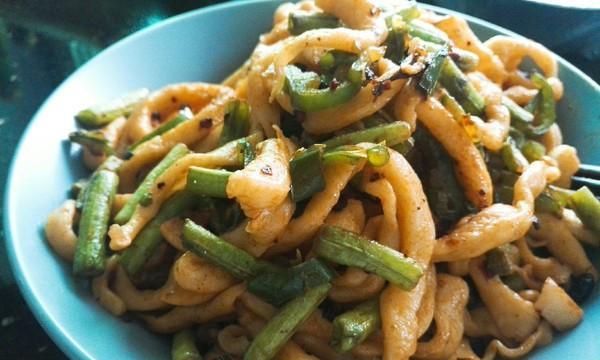 以肉丝手擀面为主的家常美食制作技巧（手工擀面肉丝的制作方法）