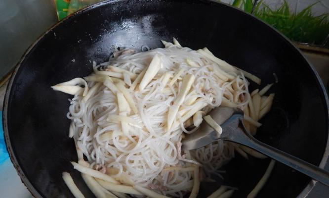 肉丝淋凉米粉的制作方法（清凉夏日的美味选择）