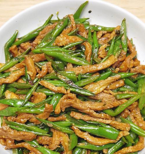 美味四季豆的烹饪技巧（用肉丝辣椒丝炒出四季豆的健康美味）