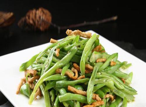 美味四季豆的烹饪技巧（用肉丝辣椒丝炒出四季豆的健康美味）