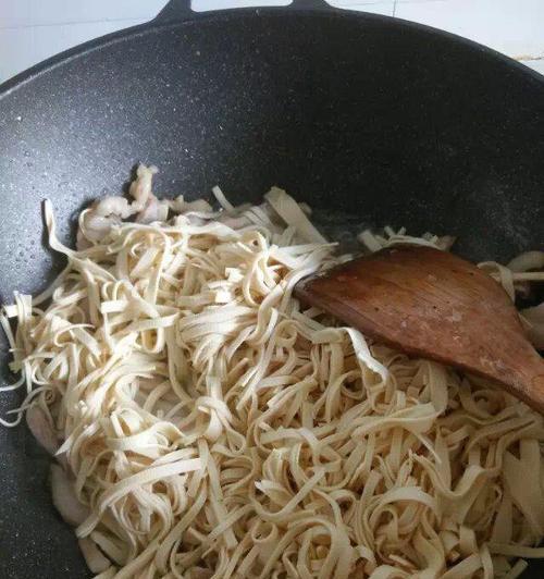 美味肉丝豆皮的制作方法（简单易学的做法让你秒变大厨）