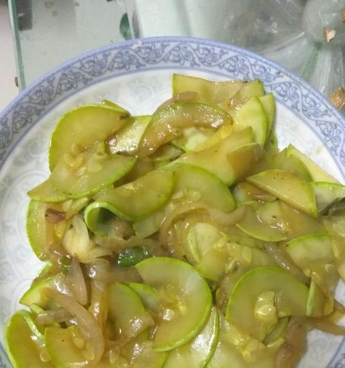 用小角瓜和肉丝烹饪美味佳肴（传统佳肴的创新版菜肴——肉丝炒小角瓜）