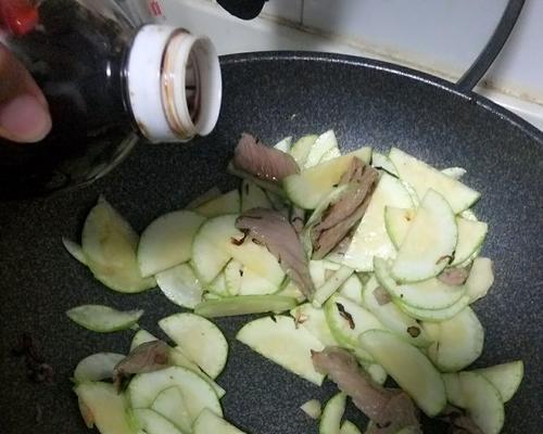 用小角瓜和肉丝烹饪美味佳肴（传统佳肴的创新版菜肴——肉丝炒小角瓜）