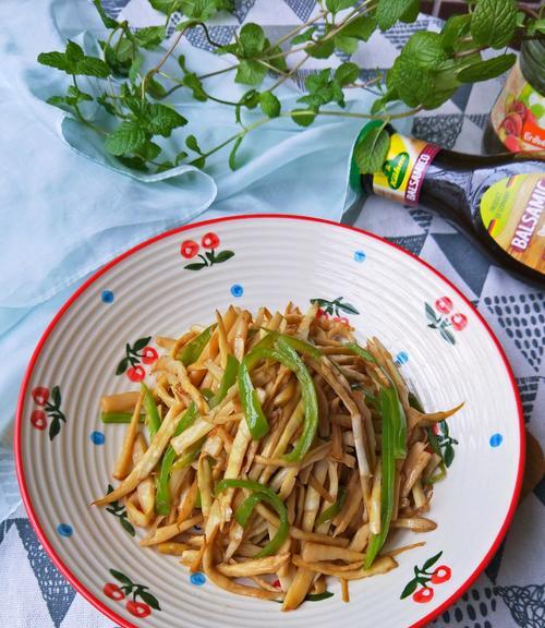 咸鲜可口的肉丝炒笋丝咸菜（健康美味的家常小炒菜）