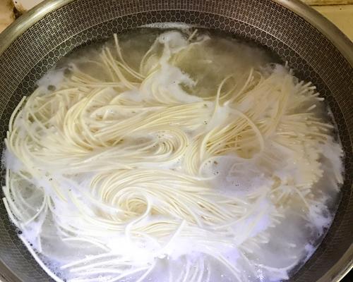 一碗家常美味——八叔清汤牛肉面的制作方法