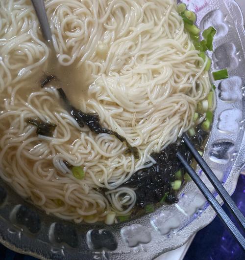 清汤龙须面，一道清爽美味的传统中式面食（传统制作方法）