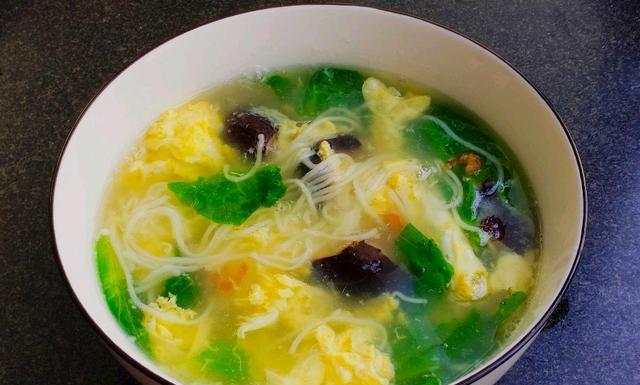 清汤龙须面，一道清爽美味的传统中式面食（传统制作方法）