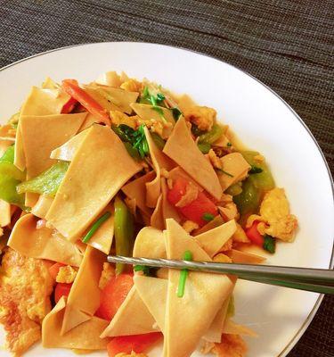 清爽千张的做法（为你呈现清新口感的千张美食）