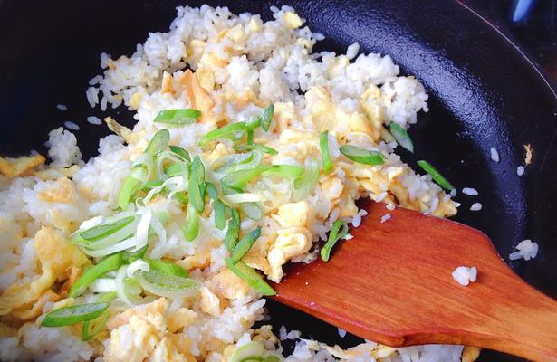 清爽炒饭的制作方法（用清新食材打造健康美味的午餐）