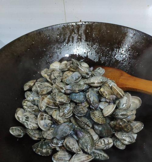 清酒炒花蛤的烹饪方法（传统美食的创新做法）