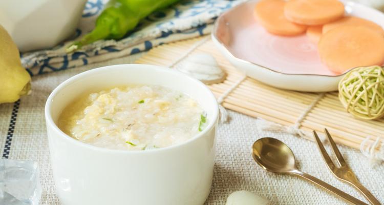 清炖竹荪蛋汤，口感鲜美营养丰富（用竹荪和鸡蛋熬制的清炖汤）