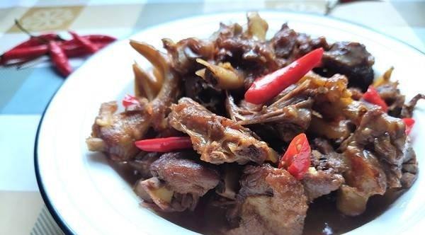 清炖鸭块的做法（如何制作一份清香可口的清炖鸭块）