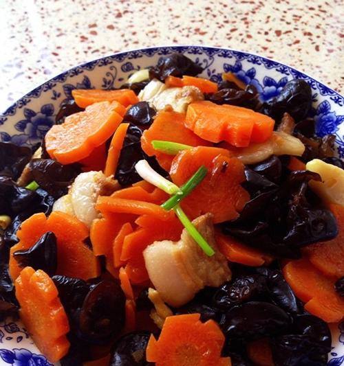 清炖五花肉胡萝卜的做法（美味又健康的家常菜）